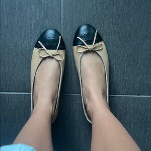 CHANEL Women's Black and Cream Flats